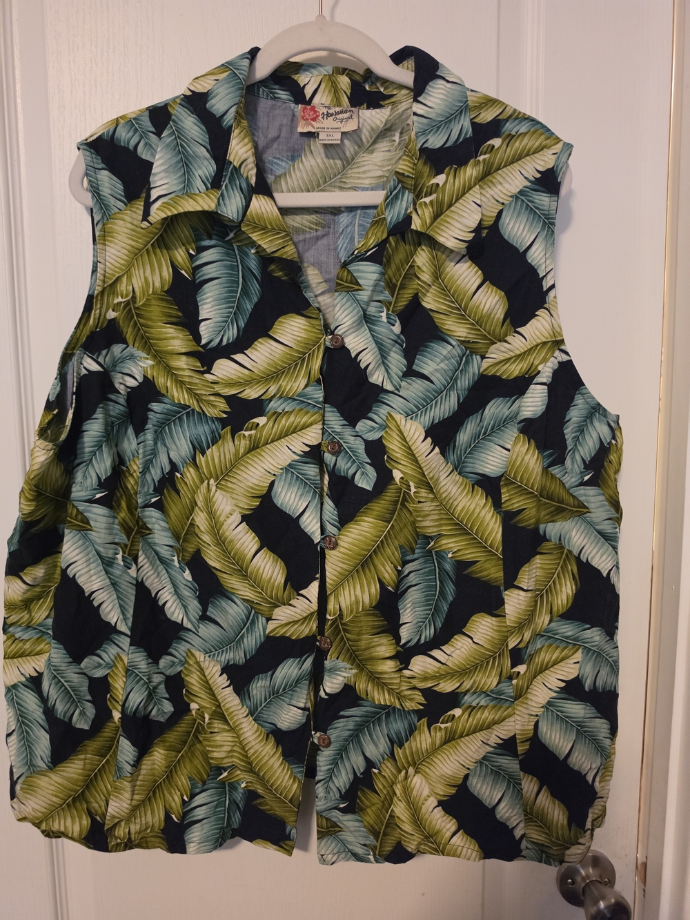 Hilo Hattie Green and Teal Tropical Leaf Button-Down Sleeveless Shirt